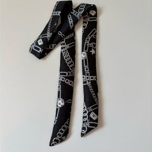 Elegant Black and White Chain Print Twilly